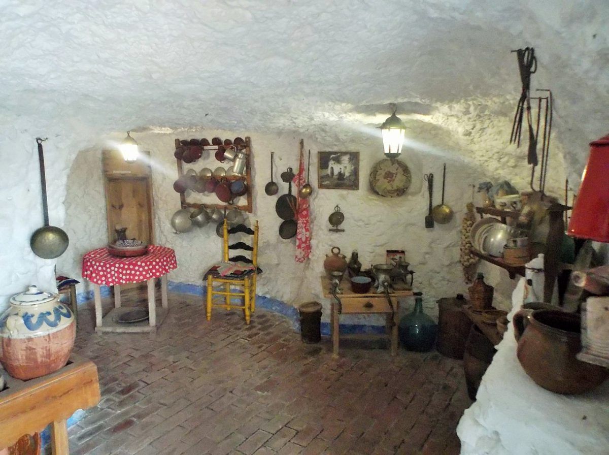 Cocina gitana reconstituida en_el_Museo-cuevas del Sacromonte (Granada)